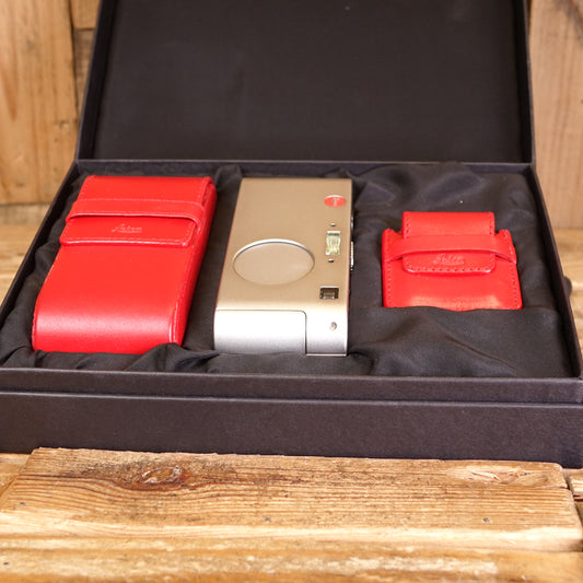 Used Leica D-Lux  1 Camera with Case