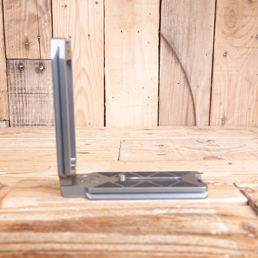 Used QR11-FBG Quick Release L-Bracket