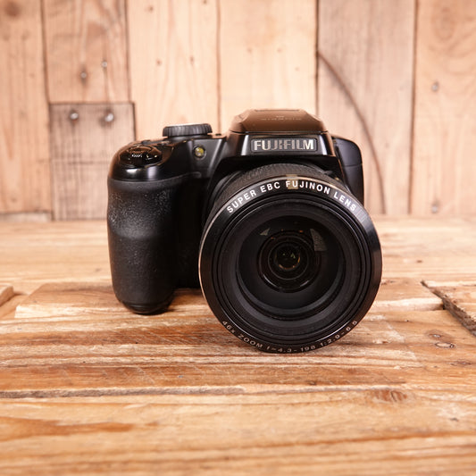 Used Fujifilm Finepix S8200 Digital camera